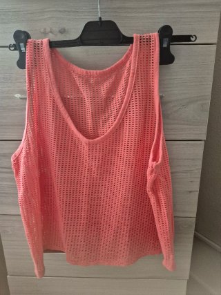 Blusa juvenil de rejilla rosa. En buen estado.