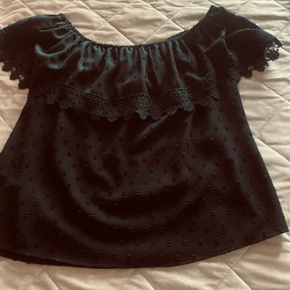 Blusa negra con detalle de encaje