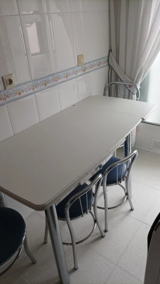 Mesa de cocina con 4 sillas.