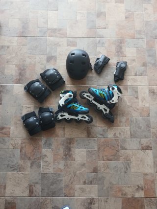 Set de Patines con Casco y Protecciones.