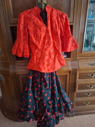 Traje de flamenca rojo y negro