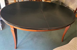 Mesa de comedor clásica de madera