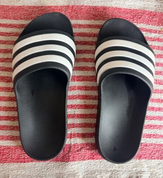 Chanclas Adidas Negras y Blancas