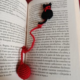 Marcapáginas de Gatito Negro y pelota roja
