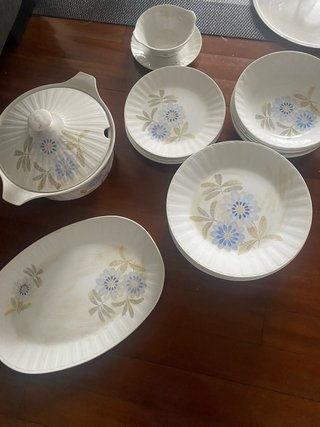 Vajilla de cerámica con motivos florales