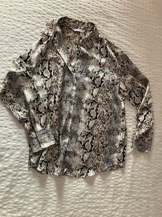 Camisa con estampado de serpiente