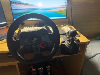 Volante Logitech con Palanca de Cambios y pedales