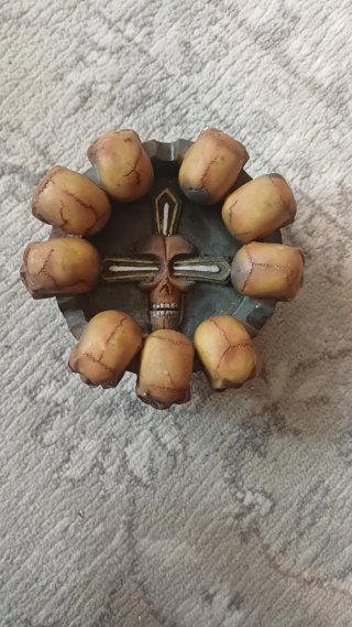 Cenicero con diseño de calaveras