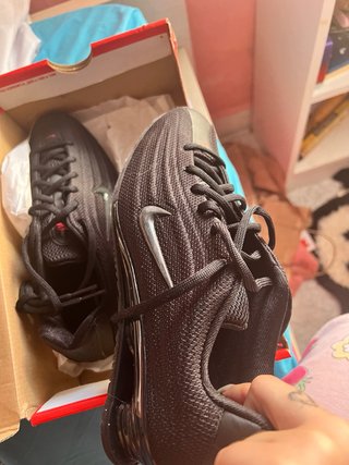 Zapatillas Nike Negras con detalles en rojo 37