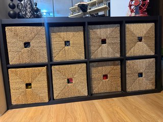 Mueble KALLAX  IKEA con 8 cestas de almacenaje