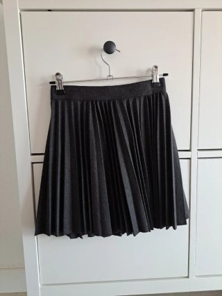 Falda plisada gris