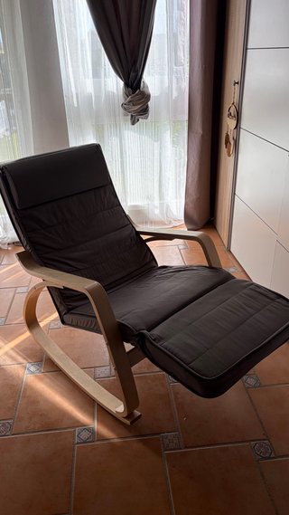 Silla Mecedora de Madera y Tela En perfecto estado