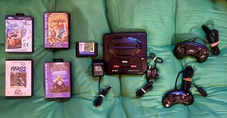 Consola Sega Mega Drive II + 2 Mandos + 5 Juegos