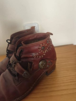 Botines Marrones con Detalles Decorativos