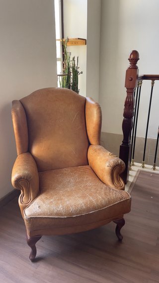 Sillón orejero de piel para tapizar