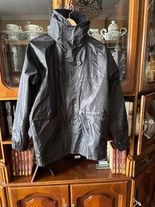 Chaqueta impermeable. US Negro capucha Talla S