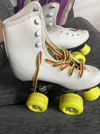 Patines de cuatro ruedas blancos