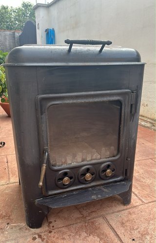 Estufa de leña de metal negra