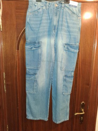 Pantalón Vaquero Cargo con bolsillos laterales