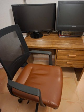 Escritorio de madera con silla y monitor