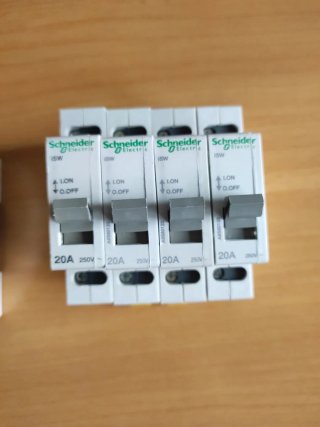4 Interruptores carril cuadro Schneider 20A