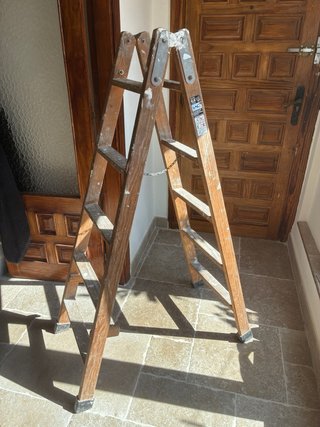 Escalera de madera de tijera