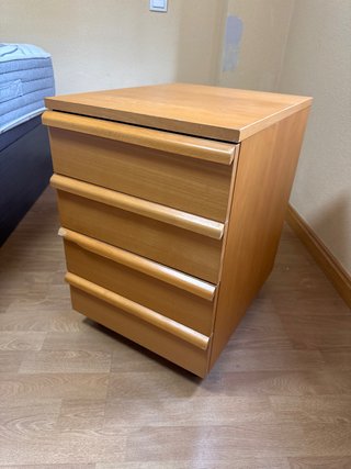 Cajonera de madera con 4 cajones y ruedas