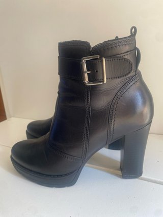 Botines negros con hebilla