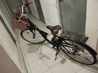 Bicicleta de paseo negra con cesta