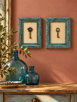 Lote cuadros azules decorados con llaves antiguas