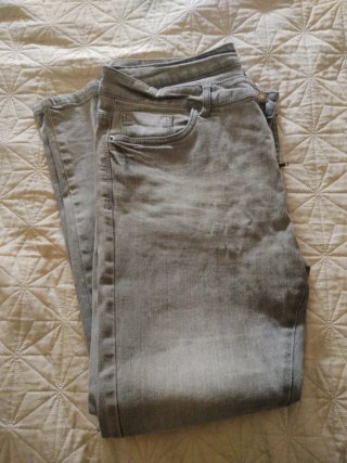 Pantalón vaquero gris