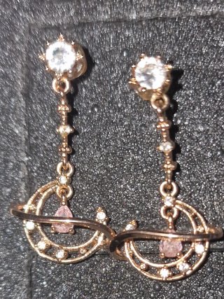 Pendientes Dorados con Luna y Piedra Rosa