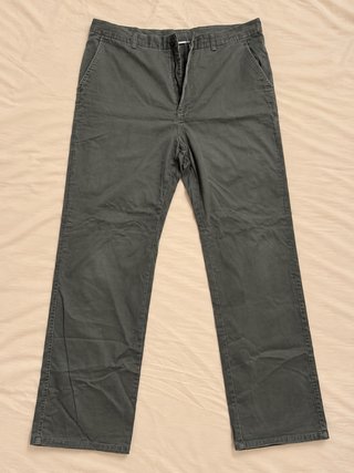 Pantalón chino gris verdoso