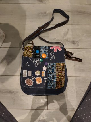 Bolso Bandolera Azul con Parches. Tela vaquera