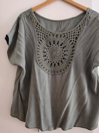 Blusa Verde con Detalle de Crochet