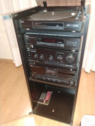 Equipo de música AKAI con mueble