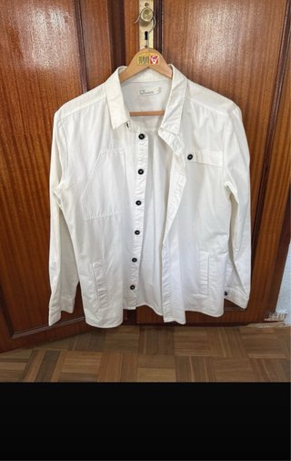Camisa Blanca con Botones Oscuros
