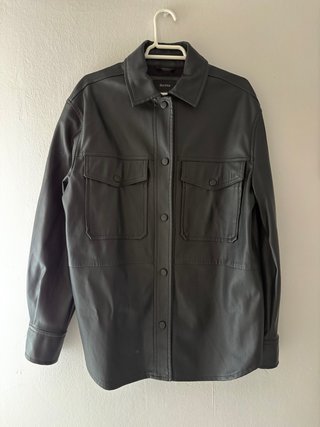 Chaqueta efecto piel negra Bershka