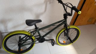 Bicicleta BMX Verde con casco incluido