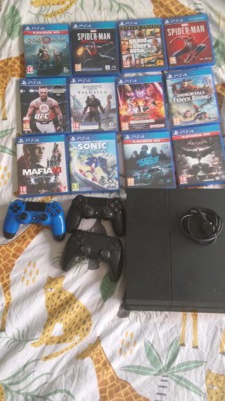 PS4 (PlayStation 4) con 3 mandos y 12 juegos