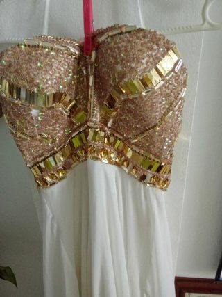 Vestido de fiesta dorado y blanco
