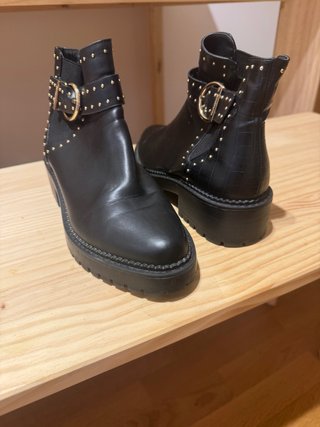 Botines negros con tachuelas