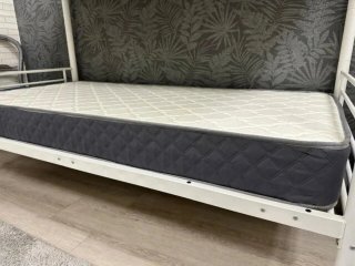 Litera LITERA LITERA con struttura metallica, ideale per camere giovanili, appartamenti o seconde case