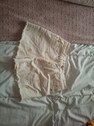 Pantalón corto C&A beige con flores