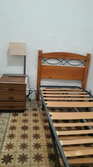 Lote de mobiliario: camas, somieres y espejos