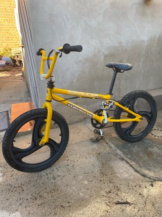 Bicicleta BMX Diamondback Amarilla