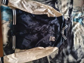 Chaqueta estilo universitario azul y blanca