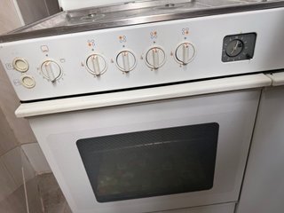 Cocina de gas blanca con horno
