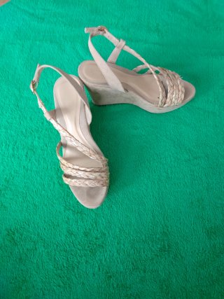 Sandalias de cuña beige