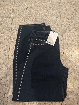 Pantalón vaquero con tachuelas Bershka